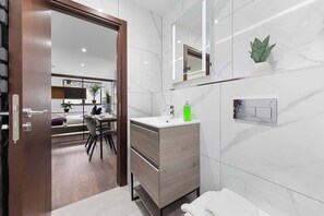 Douche, sèche-cheveux, shampoing