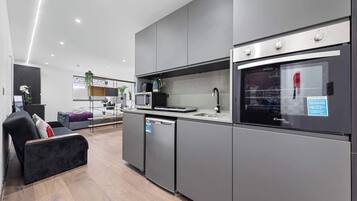 Kjøleskap, mikrobølgeovn, ovn og vannkoker