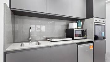 Kjøleskap, mikrobølgeovn, ovn og brødrister