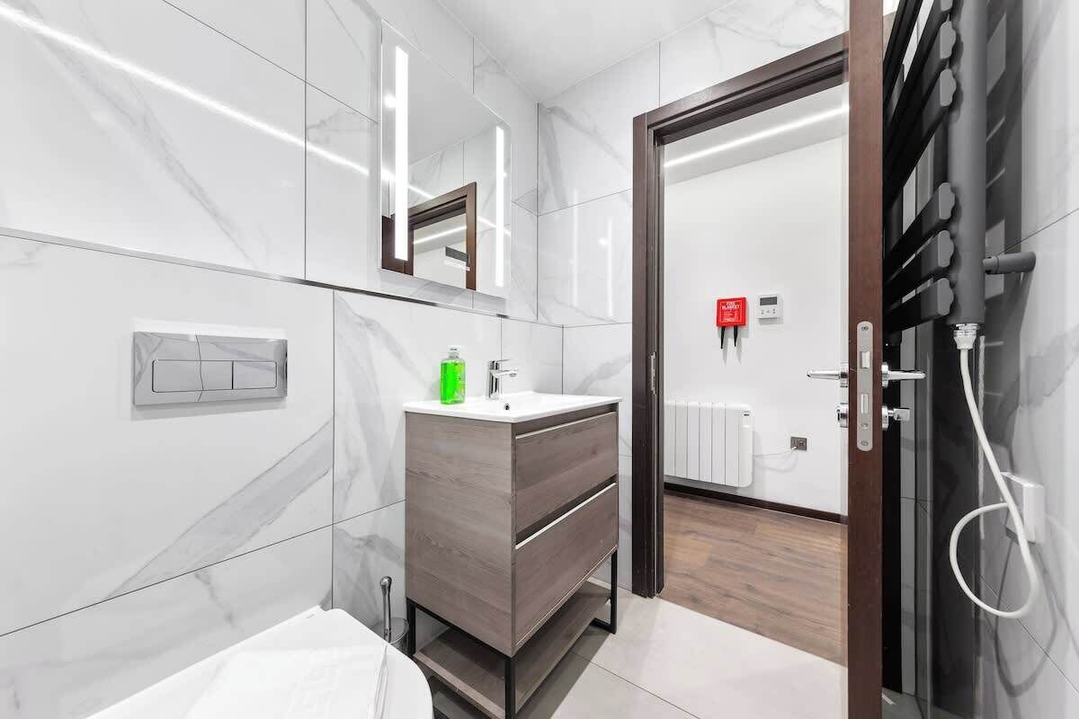 Shower, hair dryer, shampoo