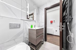 Shower, hair dryer, shampoo - Cosy Golders Green Studio with Modern Amenities (London)