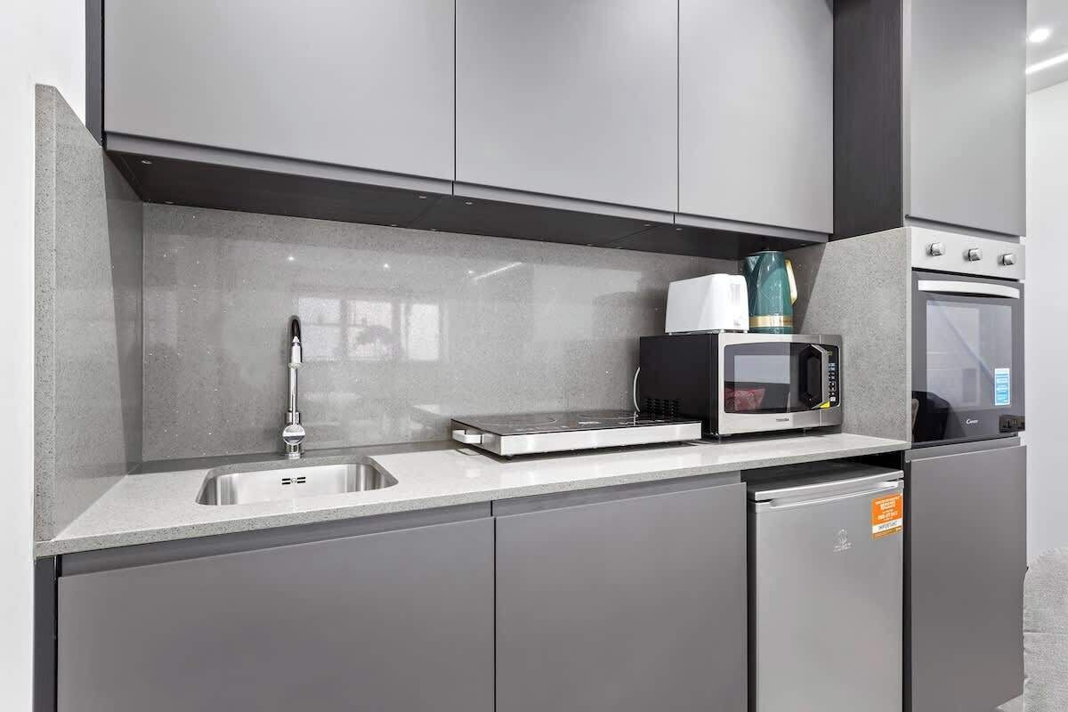 Kjøleskap, mikrobølgeovn, ovn og vannkoker