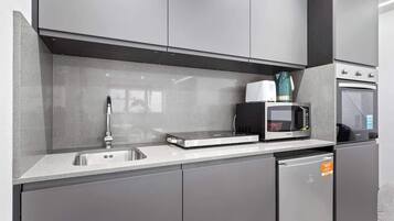 Kjøleskap, mikrobølgeovn, ovn og vannkoker