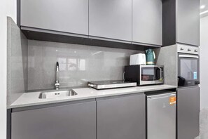 Kjøleskap, mikrobølgeovn, ovn og vannkoker