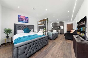 1 bedroom, iron/ironing board, travel cot, WiFi - Cosy Golders Green Studio with Modern Amenities (London)