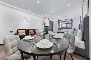 Dining - Cosy Golders Green Studio with Modern Amenities (London)