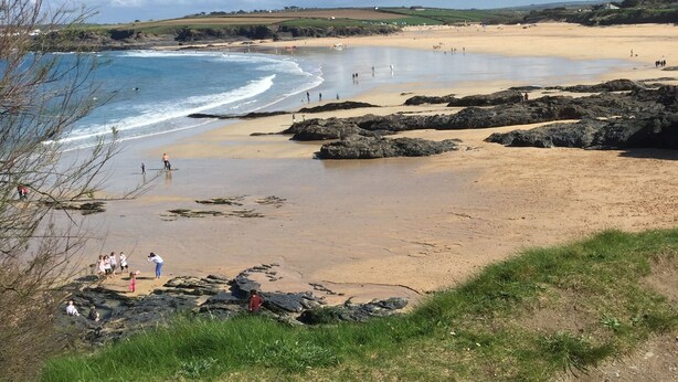 A beach with rocky areas and a sandy shore, under a clear sky. - Modern caravan, 5 mins walk to sandy beaches and South West coast path (Padstow)