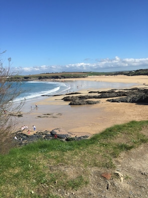 A beach with rocky areas and a sandy shore, under a clear sky. - Modern caravan, 5 mins walk to sandy beaches and South West coast path (Padstow)