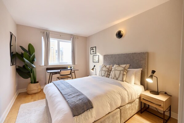 Apartment | 4 bedrooms - The Wray Crescent Hideout - Stylish 4bdr With Parking (London)