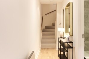 Apartment | 4 bedrooms - The Wray Crescent Hideout - Stylish 4bdr With Parking (London)