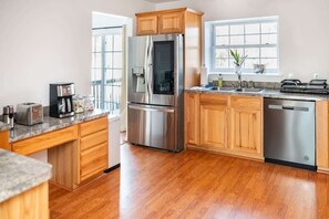 ثلاجة، ميكروويف، فرن، موقد طهي مسطح