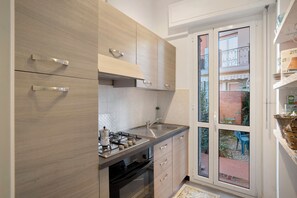 Kühlschrank, Mikrowelle, Ofen, Herdplatte