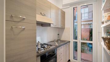 Frigorifero, microonde, forno, piano cottura