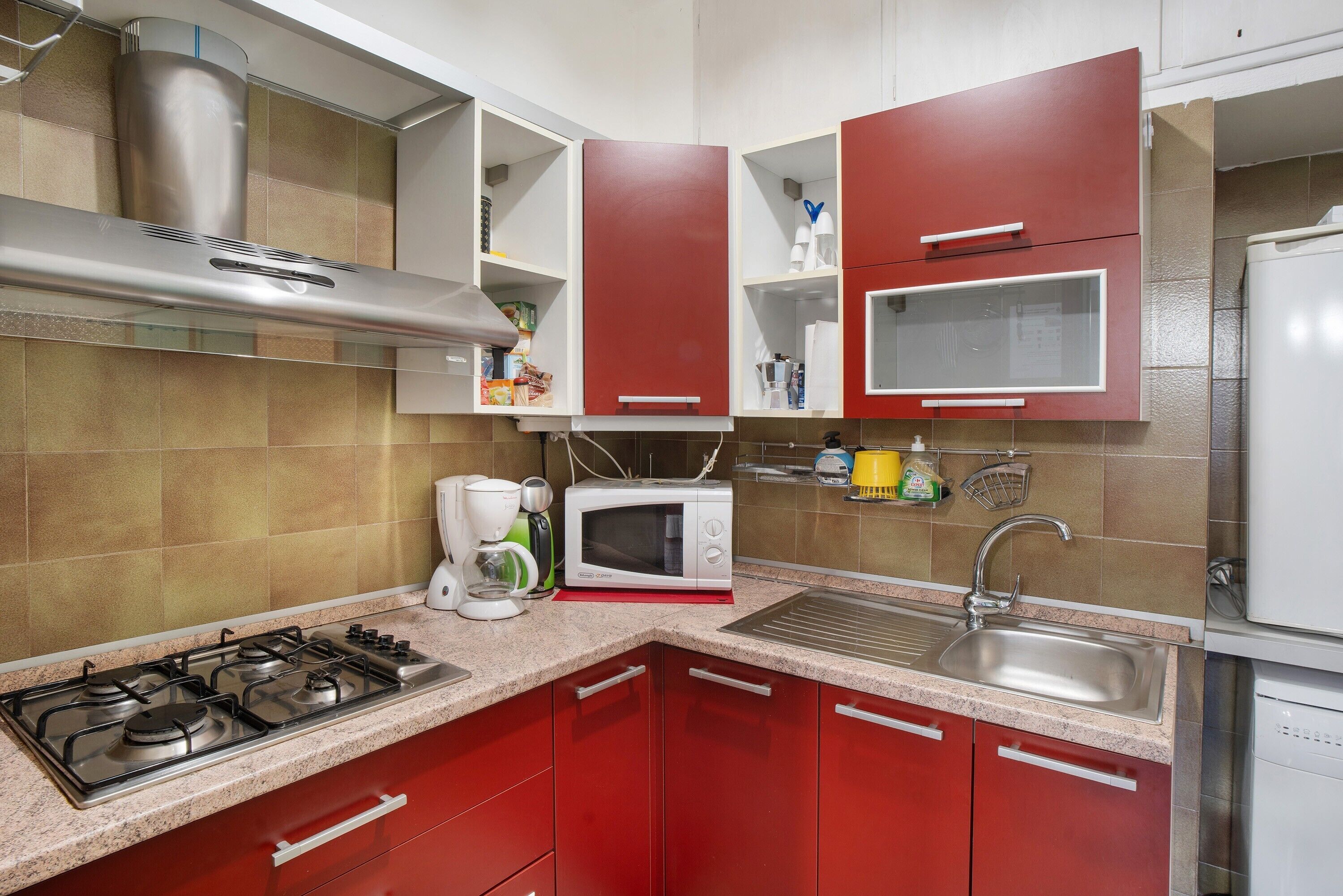 Frigorifero, microonde, forno, piano cottura