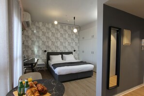 Desk, laptop workspace, free WiFi - Fair Grounds STU Univ. by Sea N' Rent (Tel Aviv)