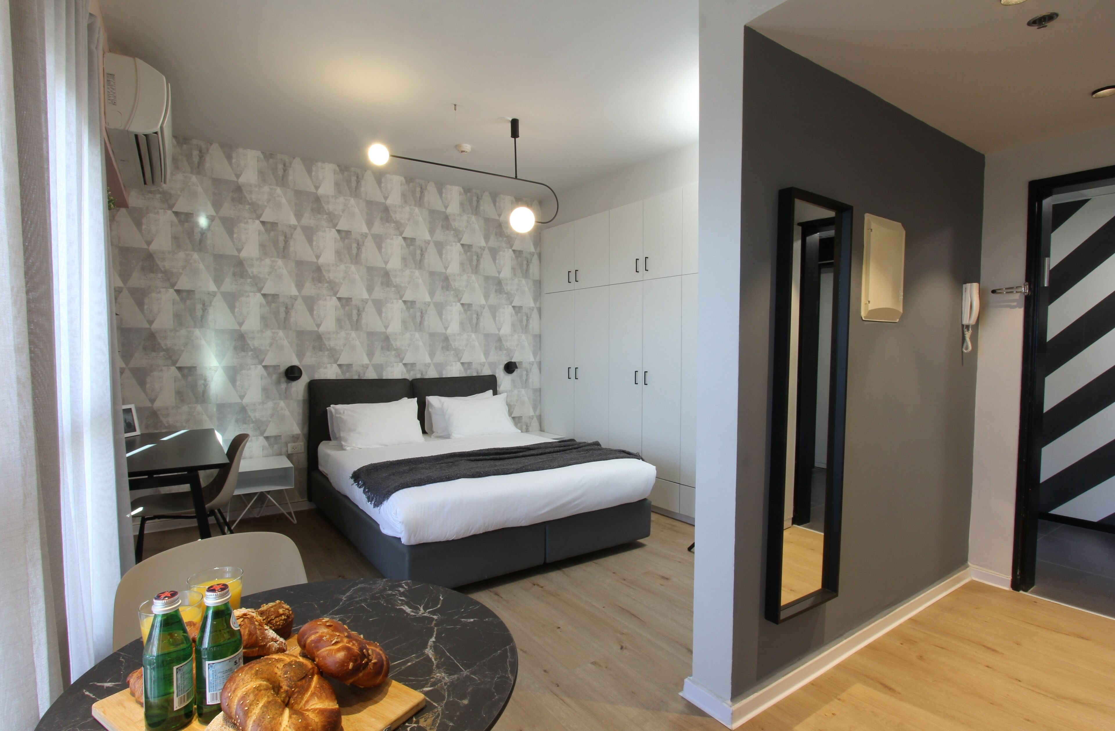 Studio | Desk, laptop workspace, free WiFi