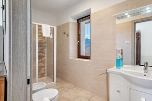 Shower, hair dryer, towels - Apartment 'Sole' with Lake View, Shared Pool and Wi-Fi (Pettenasco)