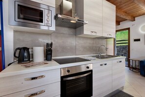 Frigorifero, microonde, forno, piano cottura