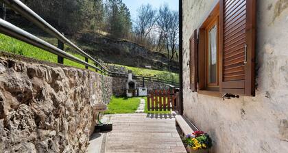 Ca della Melania Stone House with Garden, Pool, and Barbecue