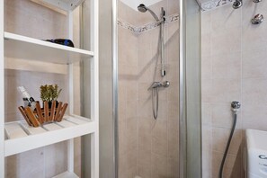 Douche, articles de toilette gratuits, sèche-cheveux