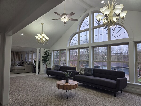 Living area - Crystal Wave Retreat, Berlin Ohio
Hot tub and pool (Millersburg)