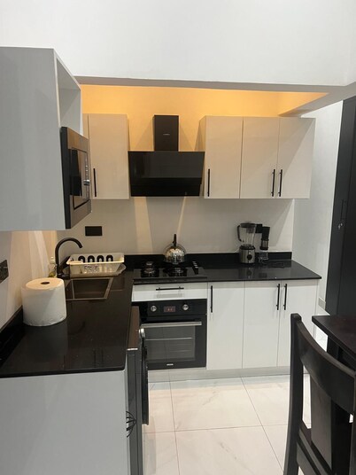 Cozy 2-bedroom apartment in welcoming Accra with WiFi, AC, fitness room