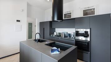 KĂŒhlschrank, Mikrowelle, Ofen, Herdplatte