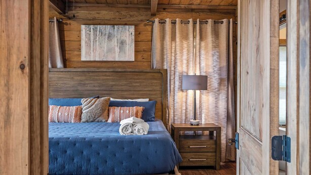 4 bedrooms, iron/ironing board, WiFi, bed sheets - Ridgetop Retreat, Sleeps 11・Theater・Pool・Hot tub (Sevierville)