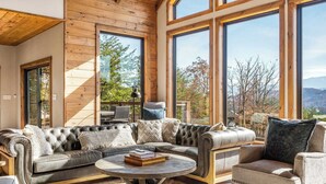 TV, fireplace, DVD player, offices - Ridgetop Retreat, Sleeps 11・Theater・Pool・Hot tub (Sevierville)