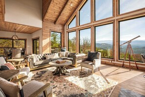 TV, peis, DVD-spiller og kontorer