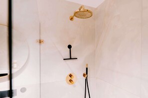 Shower, hair dryer, towels, soap - Lake House 10, Luxury 4 person Apartment with Lake View. Free parking (Offingawier)