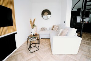 Smart-TV, bøker, musikkbibliotek og stereoanlegg