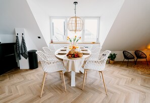 Dining - Lake House 10, Luxury 4 person Apartment with Lake View. Free parking (Offingawier)