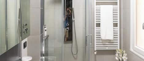 Shower, hair dryer, bidet, towels