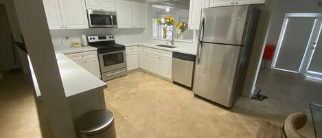 Een koelkast, een microgolfoven, een oven, een kookplaat