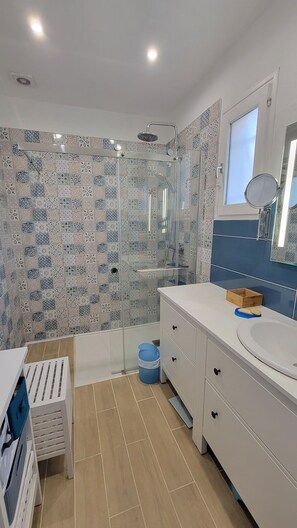 Shower, hair dryer, towels