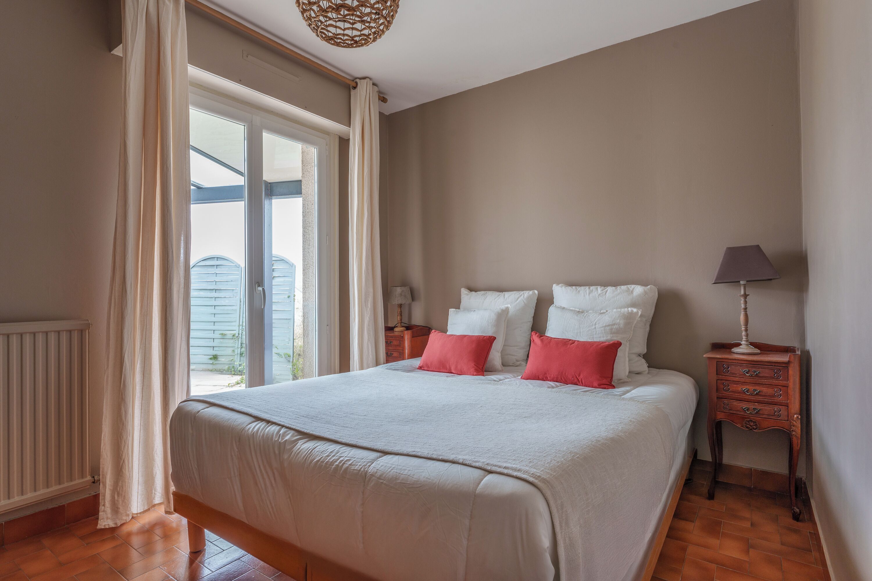 4 chambres, bureau, fer et planche à repasser, lit parapluie