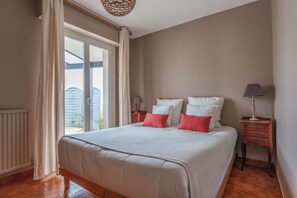 4 chambres, bureau, fer et planche Ă repasser, lit parapluie