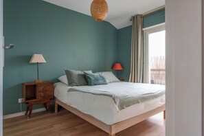 4 quartos, escrivaninha, ferros/tábuas de passar roupa, berço de viagem