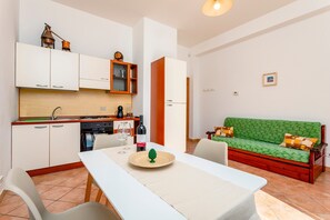 Interior - Apartment 'Camia Etna House - Matrimoniale' with Sea View, Wi-Fi and Air Conditioning (Piedimonte Etneo)