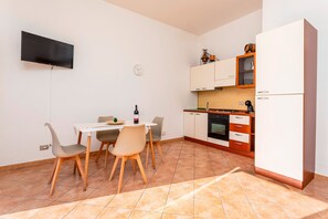 Geladeira, fogão, cooktop, cafeteira/chaleira