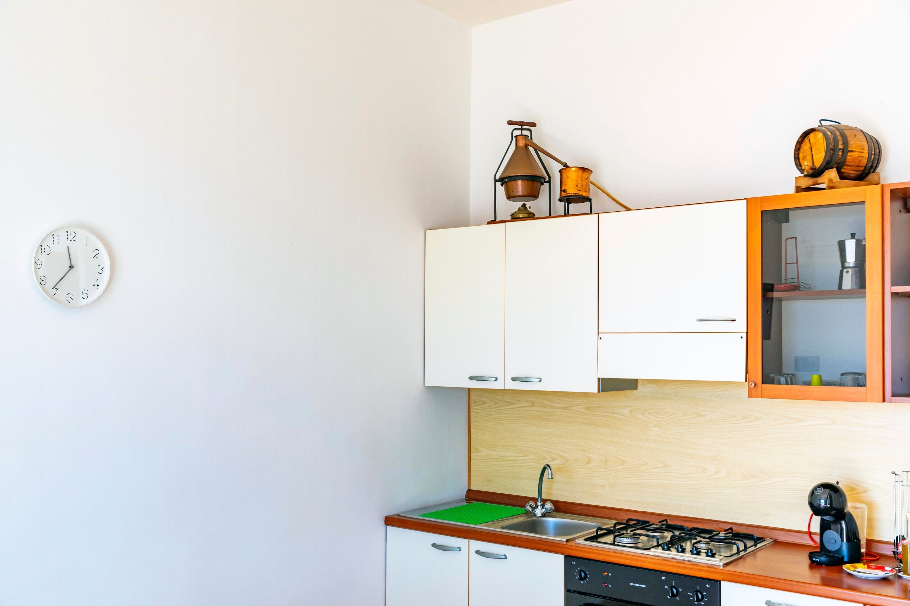 Fridge, oven, stovetop, coffee/tea maker