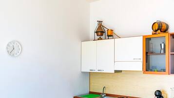 Fridge, oven, stovetop, coffee/tea maker