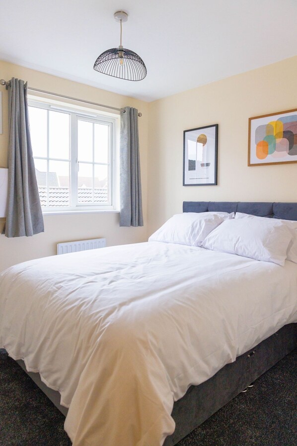 3 bedrooms, iron/ironing board, WiFi, bed sheets
