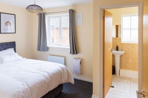 3 chambres, fer et planche à repasser, Wi-Fi, draps fournis