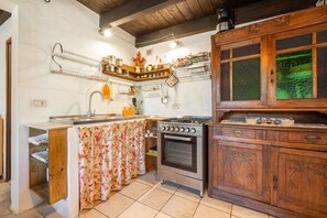 Fridge, oven, stovetop, coffee/tea maker