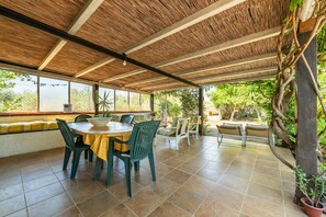 Outdoor dining - Pretty House: private 60 sqm patio, Wi-Fi, air conditioning. Relaxation and nature between countryside and sea (Villamassargia)