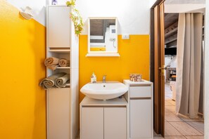 Shower, hair dryer, towels - Pretty House: private 60 sqm patio, Wi-Fi, air conditioning. Relaxation and nature between countryside and sea (Villamassargia)