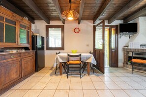 Dining - Pretty House: private 60 sqm patio, Wi-Fi, air conditioning. Relaxation and nature between countryside and sea (Villamassargia)