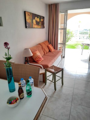 Living area - 2-room apartment with sea view and 5 swimming pools in SAINT RAPHAEL FREJUS CAP ESTEREL AGAY (Saint-Raphaël)